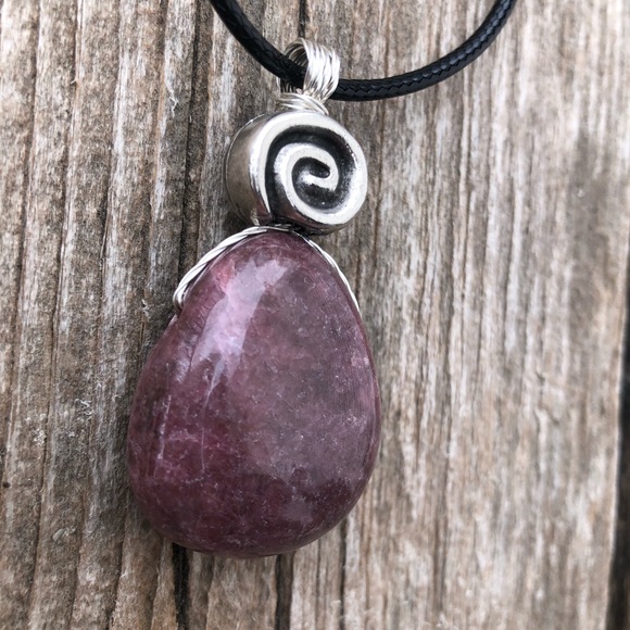 Rhodonite for Compassion, Balance and Confidence - Picture 2 of 9